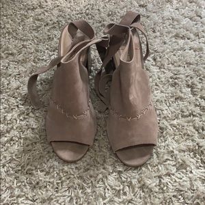 Ankle bottled with peep toe